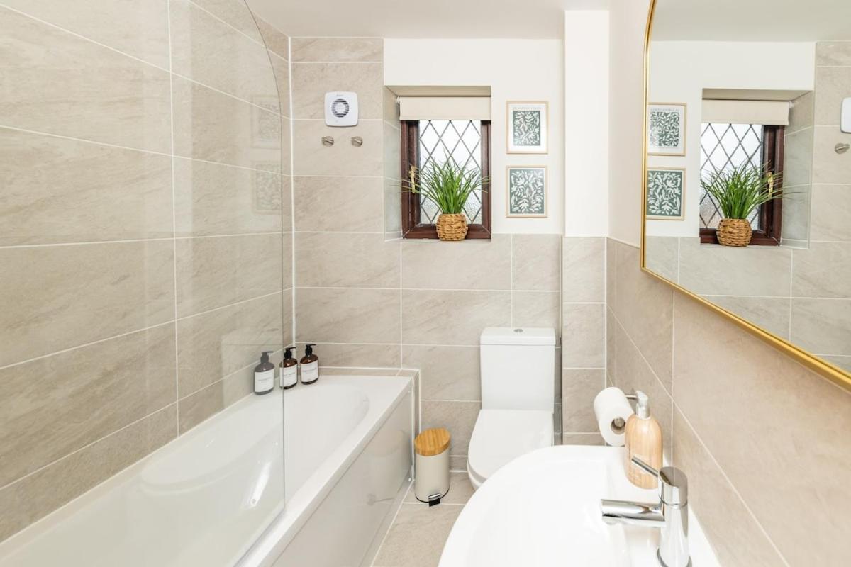 Stunning 2 Bed House Near Solihull For Long - 10 Mins From Nec Hs2 Bhx Holiday home *